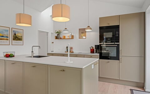 Karoliina - 500M from the Sea: Køkken, Countertop, Indretning, Cabinetry, Gulvbelægning, Køkken Apparat, Træ, Loft, Møbel, Lysarmatur