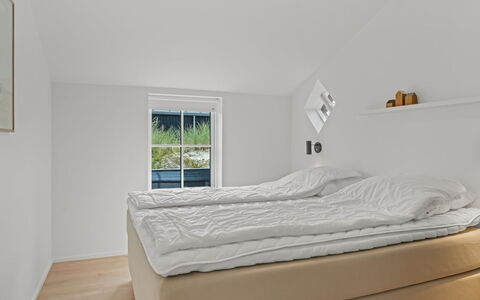 Karoliina - 500M from the Sea: Træ, Gulvbelægning, Etage, Soveværelse, Seng, Sengetøj, Sengetøj, Lejlighed, Bed Frame, Trægulve