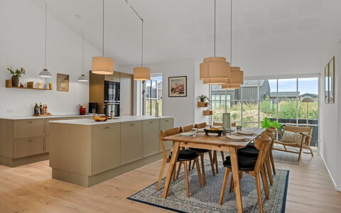 Karoliina - 500M from the Sea: Møbel, Køkken, Gulvbelægning, Indretning, Træ, Køkken & Spisebord, Loft, Countertop, Etage, Spisestue