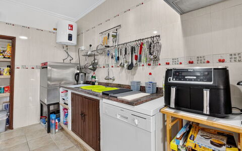 La Buena Vida: Køkken, Større Bandage, Køkken Apparat, Gulvbelægning, Indretning, Countertop, Etage, Belysning, Husholdningsapparat, Værelse