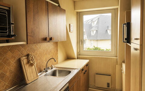 Les Guillemots: Træ, Køkken, Køkkenvask, Countertop, Håndvask, Cabinetry, Brun, Sanitærarmatur, Tap, Vvs