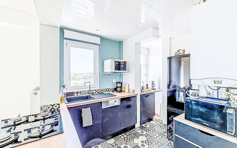 Résidence de la Mer: Større Bandage, Køkken, Gulvbelægning, Køkken Apparat, Etage, Indretning, Countertop, Lejlighed, Komfur, Værelse