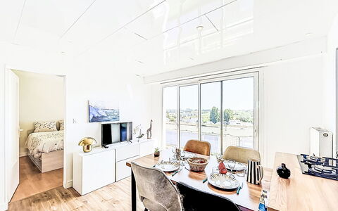 Résidence de la Mer: Lejlighed, Etage, Loft, Værelse, Trægulve, Dagslys, Hotel, Penthouselejlighed, Lysarmatur, Stue