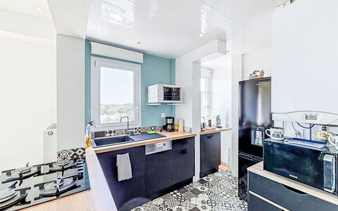 Résidence de la Mer: Køkken, Større Bandage, Køkken Apparat, Countertop, Gulvbelægning, Indretning, Etage, Komfur, Møbel, Loft