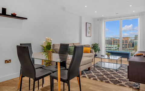Wickside Apartment: Møbel, Indretning, Lejlighed, Etage, Gulvbelægning, Bord, Stol, Stue, Værelse, Hjem