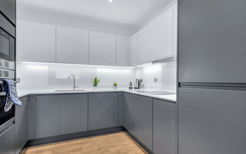 Wickside Apartment: Møbel, Indretning, Lejlighed, Etage, Gulvbelægning, Bord, Stol, Stue, Værelse, Hjem