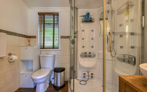 Cìela Lodge on Loch Ness: Badeværelse, Sanitærarmatur, Toilet, Badeværelsesvask, Indretning, Gulvbelægning, Toiletbræt, Håndvask, Etage, Vvs