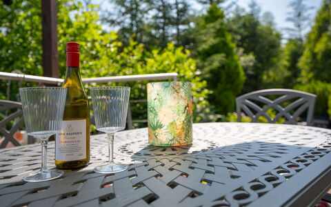 Cìela Lodge on Loch Ness: Møbel, Bord, Udendørs Møbler, Stol, Udendørs Bord, Drinkware, Køkken & Spisebord, Gårdhave, Have, Kaffebord