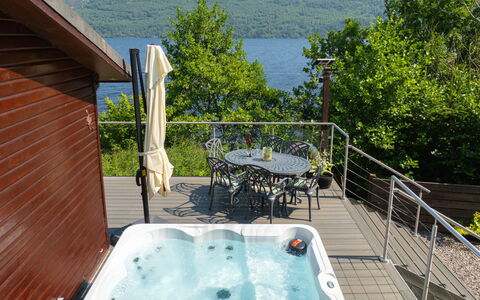 Cìela Lodge on Loch Ness: Sanitærarmatur, Jacuzzi, Badekar, Svømmepøl, Bejdse, Udendørs Møbler, Hårdttræ, Stol, Eco Hotel