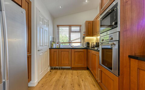 Cìela Lodge on Loch Ness: Køkken, Køkken Apparat, Cabinetry, Countertop, Gulvbelægning, Møbel, Større Bandage, Indretning, Træ, Husholdningsapparat