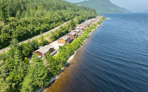 Cìela Lodge on Loch Ness: Landskab, Hus, Coastal Og Oceaniske Landskabsformer, Sommerhus, Kyst, Sø, Kyst, Hill Station, Kanal, Lyd