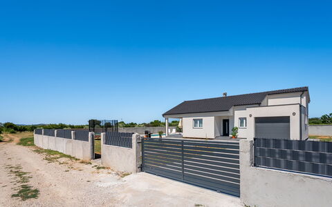 Vila Nik: Møbel, Indretning, Lejlighed, Etage, Gulvbelægning, Bord, Stol, Stue, Værelse, Hjem