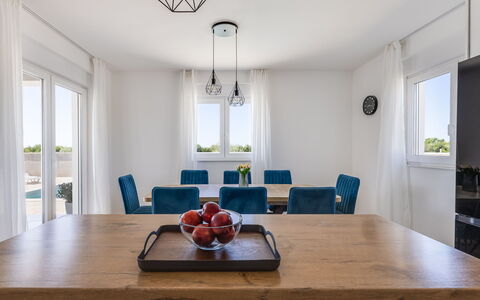 Vila Nik: Møbel, Indretning, Lejlighed, Etage, Gulvbelægning, Bord, Stol, Stue, Værelse, Hjem