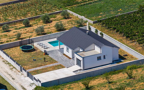 Vila Nik: Møbel, Indretning, Lejlighed, Etage, Gulvbelægning, Bord, Stol, Stue, Værelse, Hjem