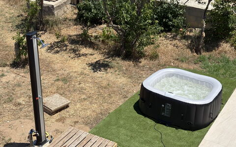 Villa la Vigne: Backyard, Have, Lawn, Gård, Landscaping, Udendørs Struktur, Jacuzzi, Gårdhave, Stueplante