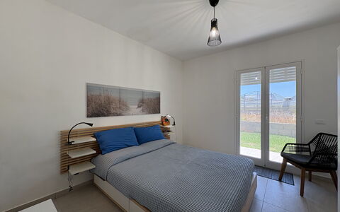 Villa la Vigne: Væg, Soveværelse, Indretning, Gulvbelægning, Etage, Seng, Træ, Møbel, Loft, Hjem