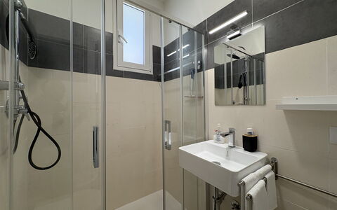 Villa la Vigne: Badeværelse, Sanitærarmatur, Gulvbelægning, Etage, Indretning, Håndvask, Toilet, Tap, Vvs, Badeværelsesvask