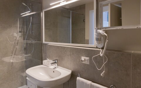 Relais Villa Mirandola: Indretning, Gulvbelægning, Etage, Værelse, Loft, Sanitærarmatur, Vvs, Badeværelse, Håndvask, Tap