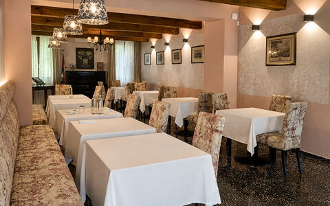 Relais Villa Mirandola: Indretning, Møbel, Sengetøj, Værelse, Restaurant, Loft, Stol, Lysarmatur, Hotel, Dug