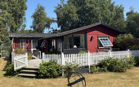Aiske - 700M from the Sea: Vindue, Hus, Hjem, Tag, Sommerhus, Busk, Boligområde, Veranda, Dør