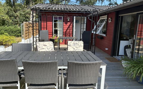 Aiske - 700M from the Sea: Møbel, Udendørs Møbler, Stol, Træ, Bord, Udendørs Bord, Køkken & Spisebord, Dør, Skygge, Kaffebord