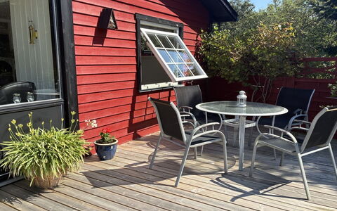 Aiske - 700M from the Sea: Møbel, Træ, Stol, Udendørs Møbler, Blomsterkrukke, Bord, Udendørs Bord, Dør, Dæk, Bejdse