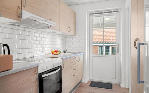 Ineke - 200M from the Sea: Gulvbelægning, Træ, Køkken, Countertop, Cabinetry, Indretning, Større Bandage, Etage, Køkken Apparat, Hjem