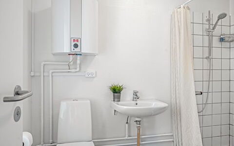 Ineke - 200M from the Sea: Sanitærarmatur, Vvs, Badeværelse, Håndvask, Toilet, Værelse, Tap, Toiletbræt, Flise, Badeværelsesvask