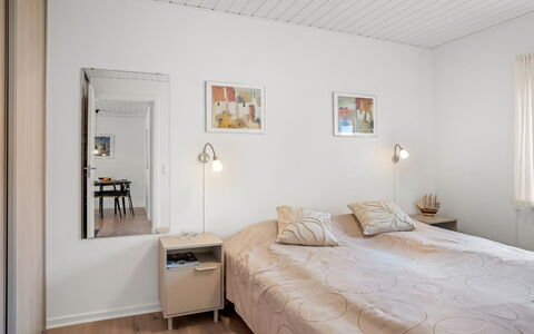 Ineke - 200M from the Sea: Indretning, Møbel, Seng, Væg, Soveværelse, Etage, Gulvbelægning, Loft, Træ, Værelse
