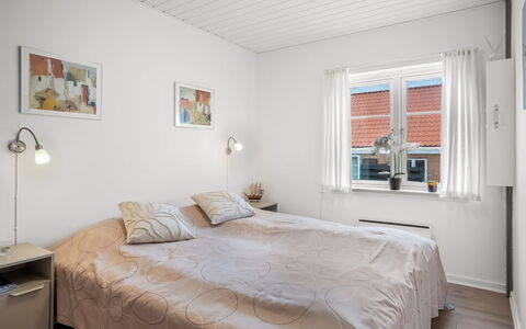 Ineke - 200M from the Sea: Seng, Soveværelse, Væg, Sengetøj, Indretning, Loft, Sengetøj, Træ, Møbel, Etage