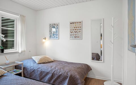 Ineke - 200M from the Sea: Indretning, Gulvbelægning, Etage, Møbel, Træ, Loft, Soveværelse, Seng, Trægulve, Værelse