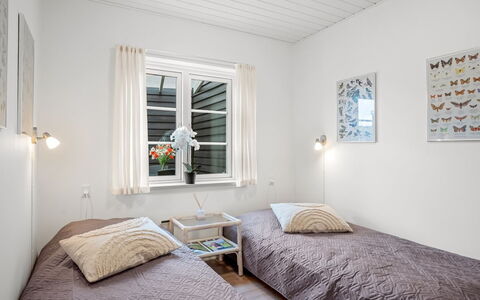 Ineke - 200M from the Sea: Indretning, Etage, Soveværelse, Træ, Gulvbelægning, Seng, Loft, Møbel, Sengetøj, Sengetøj