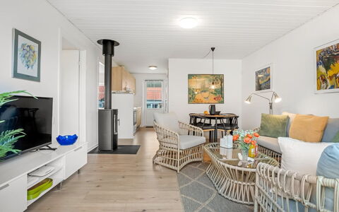 Ineke - 200M from the Sea: Møbel, Indretning, Gulvbelægning, Couch, Etage, Træ, Loft, Stue, Bord, Værelse