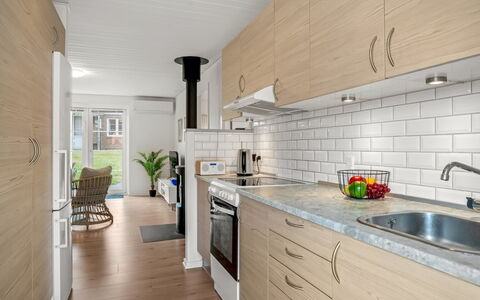 Ineke - 200M from the Sea: Countertop, Køkken, Gulvbelægning, Møbel, Træ, Indretning, Etage, Håndvask, Cabinetry, Køkken Apparat