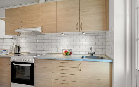 Ineke - 200M from the Sea: Countertop, Cabinetry, Køkken, Gulvbelægning, Køkken Apparat, Møbel, Større Bandage, Træ, Håndvask, Indretning