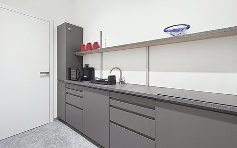 Karawanken Panorama: Cabinetry, Indretning, Køkken, Gulvbelægning, Møbel, Countertop, Skuffe, Værelse, Reoler, Køkken Apparat