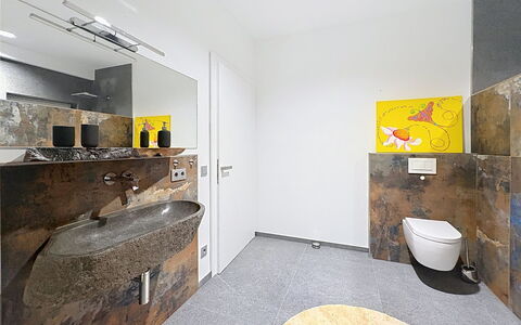 Karawanken Panorama: Gulvbelægning, Sanitærarmatur, Etage, Indretning, Toilet, Badeværelse, Toiletbræt, Vvs, Flise, Tap