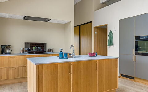 Illona - 200M from the Sea: Træ, Countertop, Køkken, Gulvbelægning, Indretning, Køkken Apparat, Cabinetry, Møbel, Etage, Større Bandage