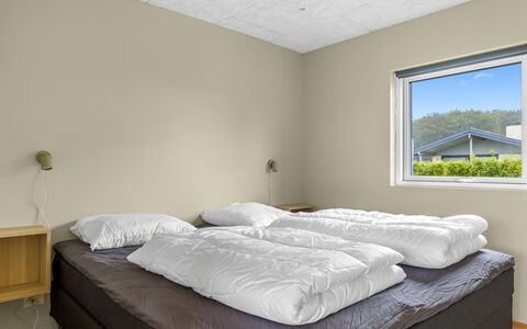 Illona - 200M from the Sea: Væg, Loft, Gulvbelægning, Etage, Indretning, Værelse, Soveværelse, Bed Frame, Seng, Sengetøj