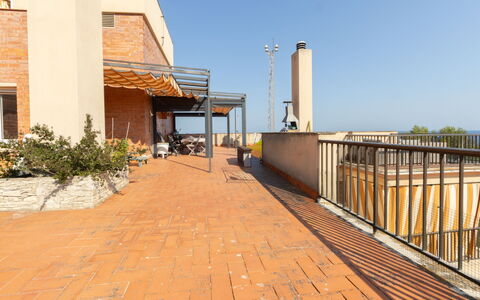 Faro Grande Salou: Kompositmateriale, Mursten, Murværk, Skygge, Dagslys, Flise, Altan