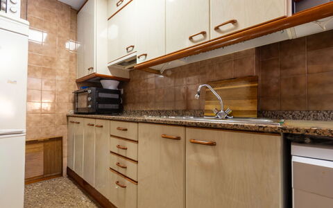 Faro Grande Salou: Køkken, Countertop, Cabinetry, Køkken Apparat, Større Bandage, Træ, Gulvbelægning, Håndvask, Køkkenvask, Sanitærarmatur