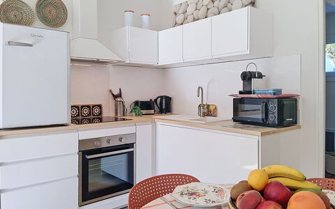 Les Cariatides 8: Køkken Apparat, Møbel, Køkken, Indretning, Større Bandage, Countertop, Husholdningsapparat, Cabinetry, Træ, Gulvbelægning