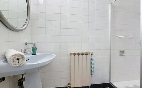 La Bergerie de Portes: Badeværelse, Væg, Gulvbelægning, Sanitærarmatur, Indretning, Etage, Badeværelsesvask, Flise, Vvs, Tap