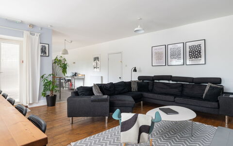 Walltree House: Møbel, Indretning, Gulvbelægning, Couch, Etage, Træ, Stue, Trægulve, Loft, Værelse