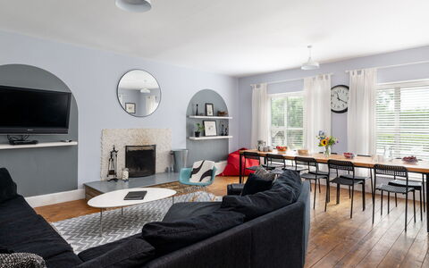 Walltree House: Møbel, Indretning, Gulvbelægning, Etage, Væg, Couch, Loft, Træ, Værelse, Stue