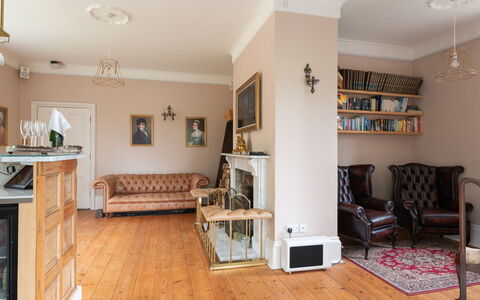 Walltree House: Møbel, Indretning, Gulvbelægning, Etage, Væg, Træ, Loft, Værelse, Trægulve, Stue