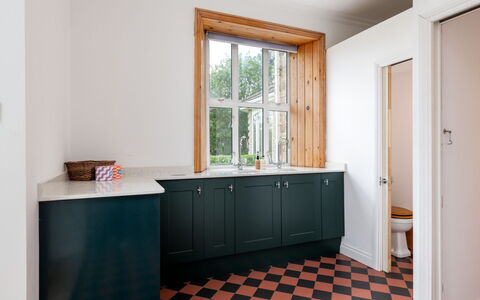 Walltree House: Gulvbelægning, Indretning, Væg, Etage, Træ, Cabinetry, Køkken, Countertop, Skab, Belysning
