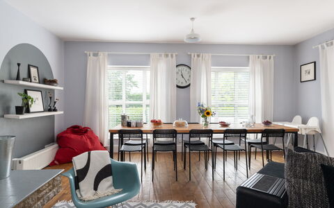 Walltree House: Møbel, Indretning, Gulvbelægning, Stol, Etage, Bord, Træ, Spisestue, Køkken & Spisebord, Loft