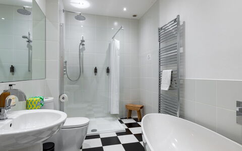 Walltree House: Badeværelse, Sanitærarmatur, Gulvbelægning, Toiletbræt, Toilet, Etage, Indretning, Håndvask, Tap, Vvs