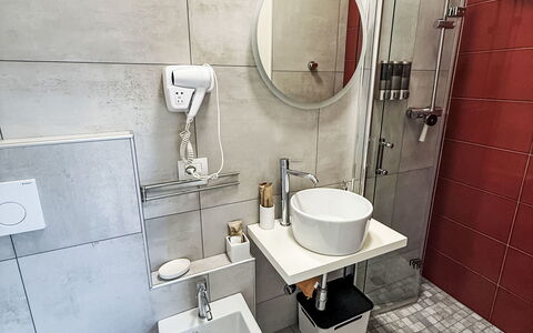 Colazza 100: Sanitærarmatur, Håndvask, Gulvbelægning, Indretning, Etage, Badeværelse, Tap, Vvs, Badeværelsesvask, Toilet